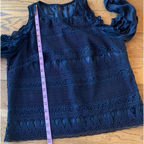 Alice & Tricia Silk Lace Top Cold Shoulders - Picture 9 of 12